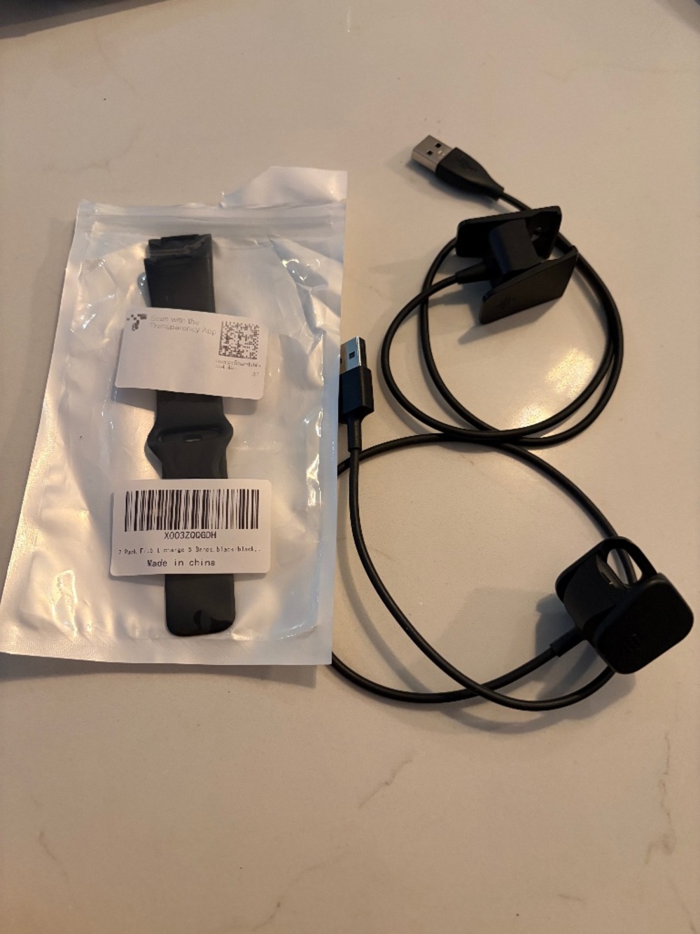 Fitbit accessories - 1 Fitbit charge 5 band, 2 original chargers